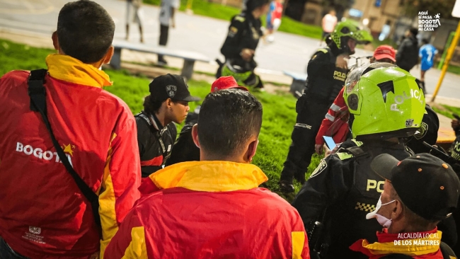 En la foto aparecen gestores y policias de la localidad de los martires que intervienen puntos críticos y desarticulan cambuches 