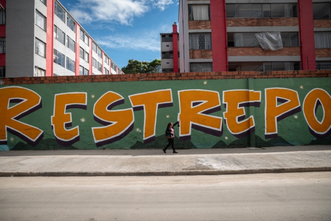 En la foto aparece un mural que dice "Restrepo"