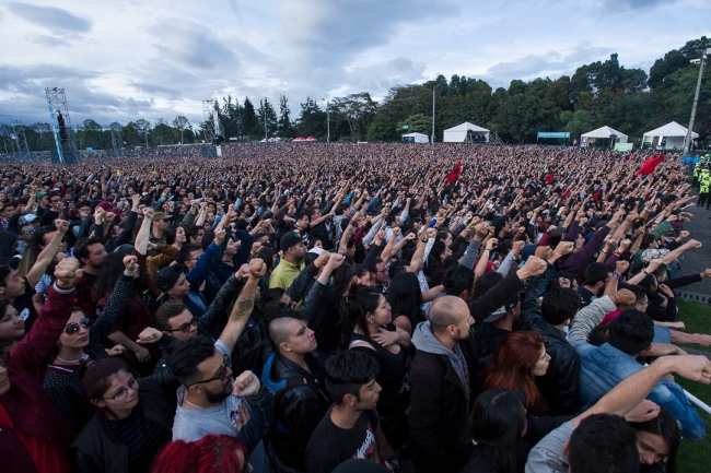 Asistentes al Festival Rock al Parque en el parque Simón Bolívar en Bogotá 