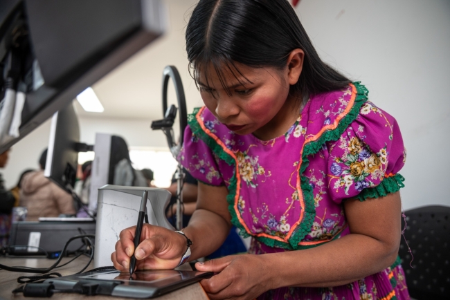 Mujer Embera Katío tramita su documento de identificación