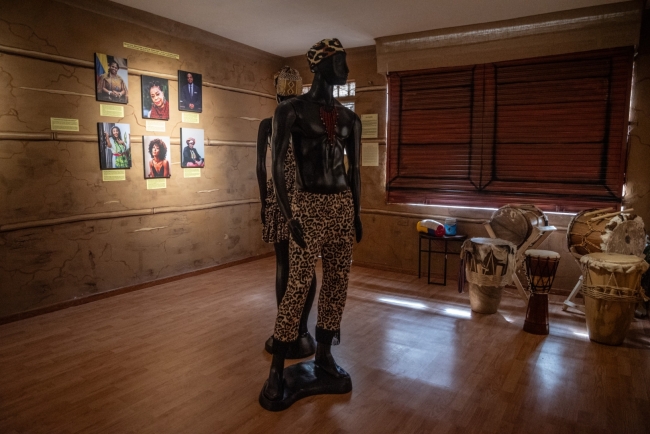 Imagen del Museo del Viernes Negro con estatuas representativas, fotos de representantes del pueblo afro en Colombia e instrumentos musicales