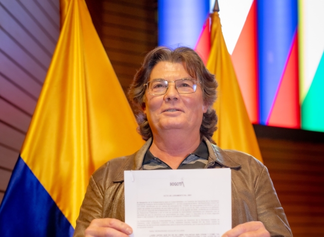 Ceremonia de toma de juramento para ser colombianos y colombianas por adopción. 