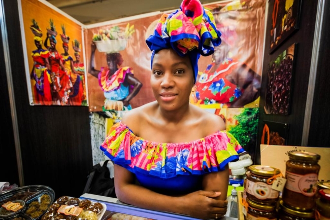 Sabores, saberes y colores del Palenque: una representante de la comunidad palenquera invita a celebrar su herencia cultural en Bogotá.