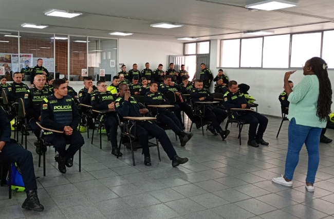 Miembros de la Policía en la sensibilización Sembrando Semillas, un espacio para reconocer y valorar la riqueza cultural de las comunidades étnicas que habitan en Bogotá.