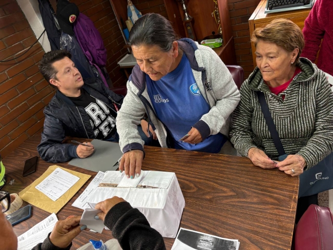 Personas priorizando las iniciativas ciudadanas