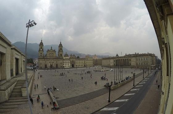 Foto panorámica de la Plaza de Bolívar de Bogotá en horas de la tarde.  