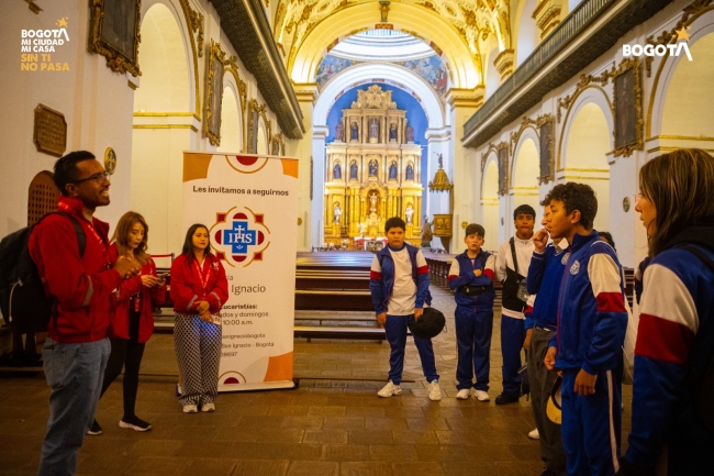 Estudiantes del Colegio Montebello visitan la Iglesia de San Ignacio y el Museo de Trajes en La Candelaria, en una jornada pedagógica sobre patrimonio cultural.