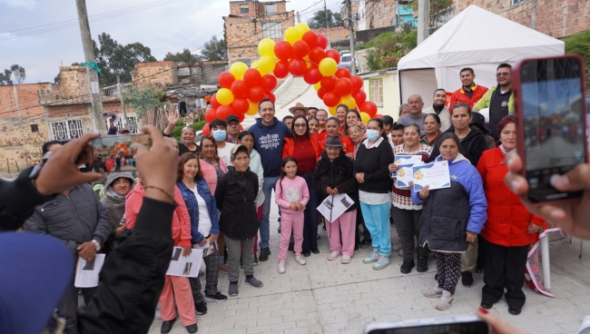 La comunidad del barrio Daña Liliana, en la localidad de Usme, en la entrega de tres tramos de vía. 