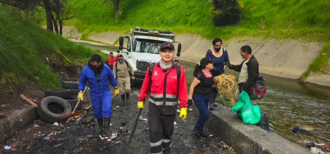 Operativo ambiental de la Alcaldía Local de San Cristóbal en la ronda del río Fucha, con retiro de residuos voluminosos y recuperación del espacio público para mejorar el ambiente y la seguridad comunitaria.