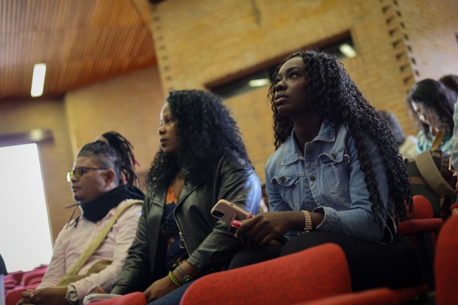 Personas asistentes al primer evento de la Semana de la Diáspora Palenquera en Bogotá.