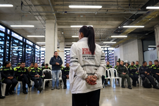 Asesora de la Subdirección de Asuntos de Libertad Religiosa y Conciencia brinda capacitación a la Mebog