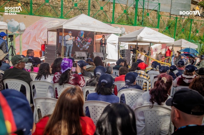 Sr alcalde dirigiéndose a la ciudadanía en su rendición de cuentas barrio Ramajal