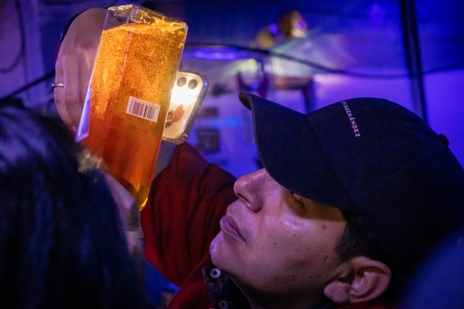 Experto identificando pistas que le permitan determinar trago adulterado