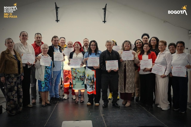 Graduados de la escuela de habilidades para la meditación cultural con sus diplomas