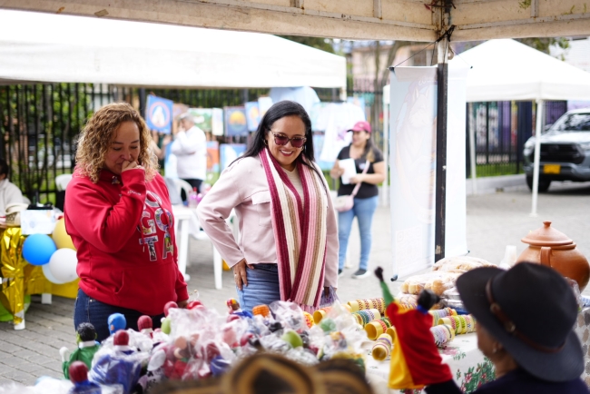 Alcaldesa local de Rafael Uribe Uribe en una feria de emprendimientos