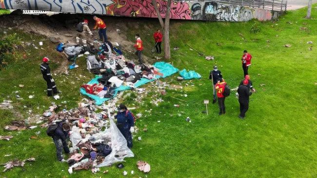 Fotografía de un espacio aledaño a un puente, en el cual están recogiendo escombors y basura.