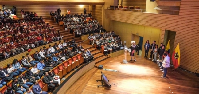 Cerca de 443 estudiantes de colegios públicos de Bogotá se graduaron como ´Dialoguías Escolares´