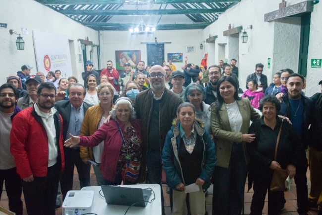 Comunidad reunida junto con el secretario de Cultura y la alcaldesa local 