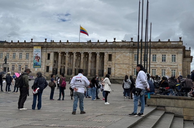 Equipo diálogo en plaza de bolívar
