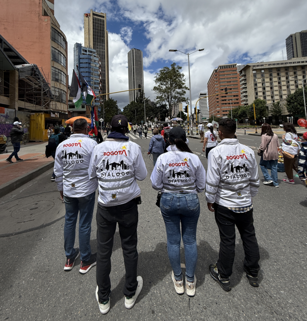 Equipo dialogo en manifestación