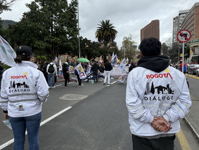 equipo diálogo en manifestación