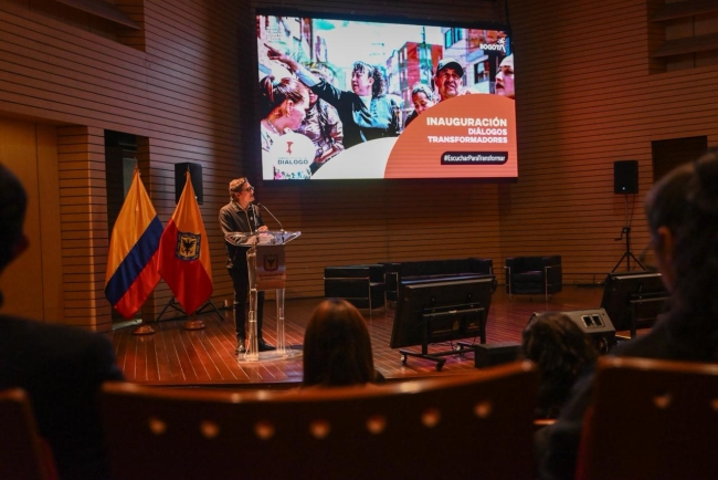Gustavo Quintero, Secretario Ditrital de Gobierno dirigiendose a la audiencia en la semana del diálogo
