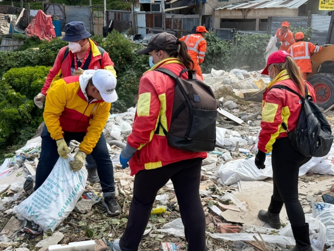 En la jornada se brindó pedagogía a residentes del sector sobre la adecuada disposición de residuos. 