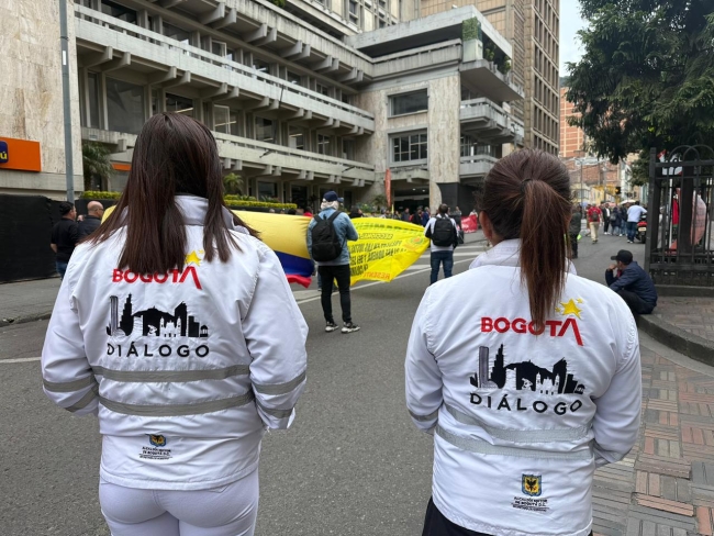 Equipo de dialogo en manifestación
