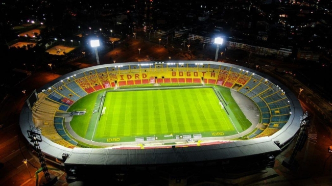 Fotografía aérea del estadio Nemesio Camacho "El Campín" de noche