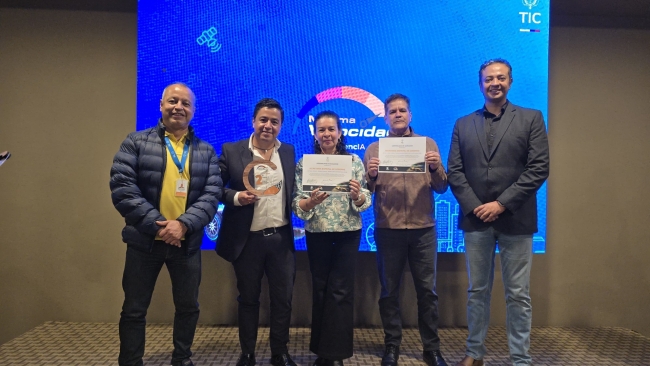 Cuatro integrantes del equipo de la Dirección de Tecnologías de la Información, y su director Mario Ortiz, recibiendo el reconocimiento otorgado por MinTic, por ser los ganadores del  segundo puesto a nivel nacional en la categoría Formula 1 Entidades Territoriales del concurso Máxima Velocidad.   