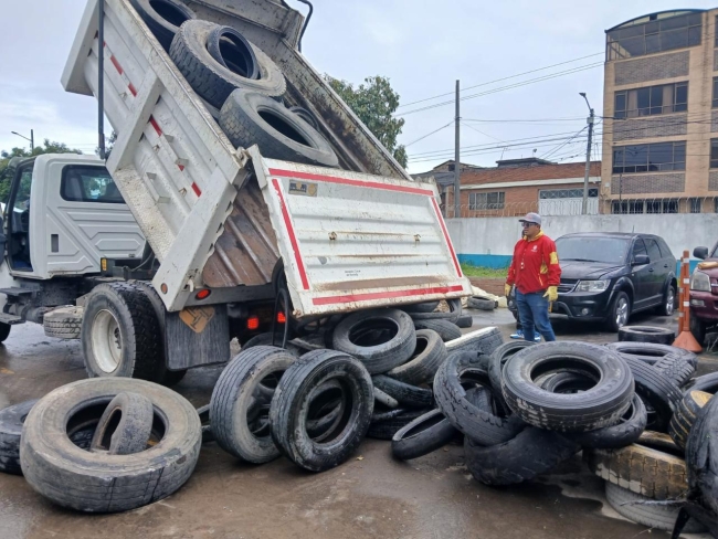 Más de 400 llantas recolectadas en espacio público durante megaoperativo ambiental en Kennedy