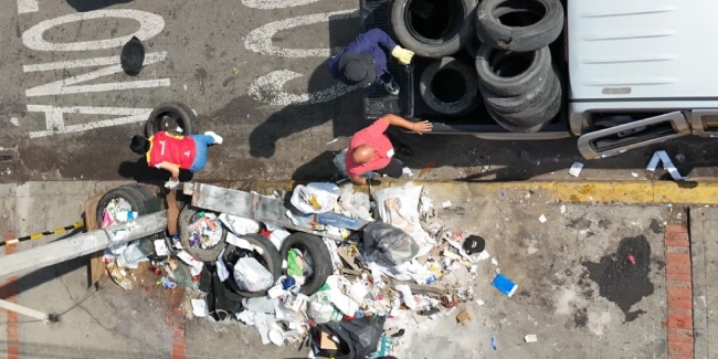 Funcionarios de la Alcaldía Local recolectando llantas en la llantaton