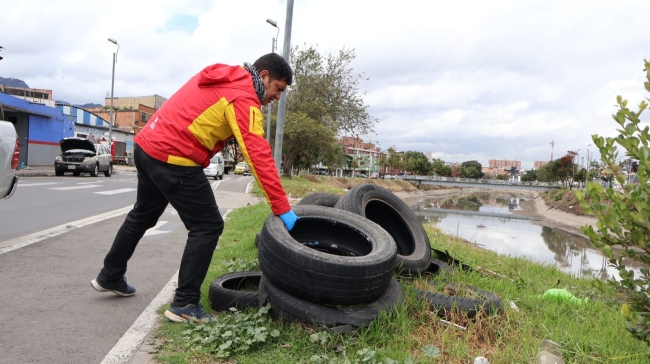 Funcionario recoge llantas en el canal Arzobispo