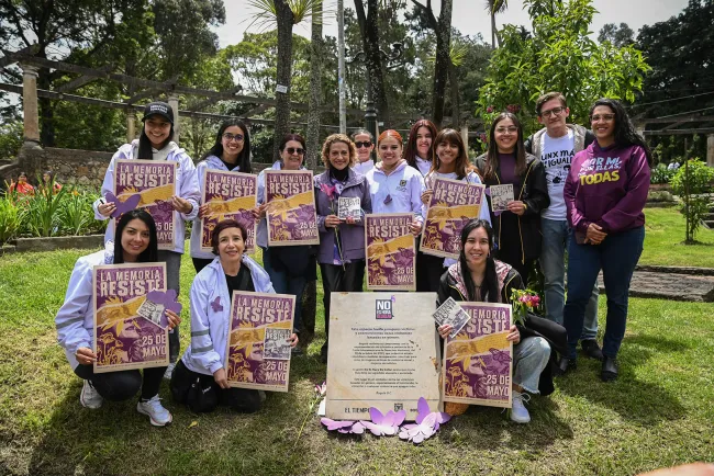 Grupo de mujeres participantes en el evento acompañadas del Secretario Distrital de Gobierno, Gustvo Quintero Ardila