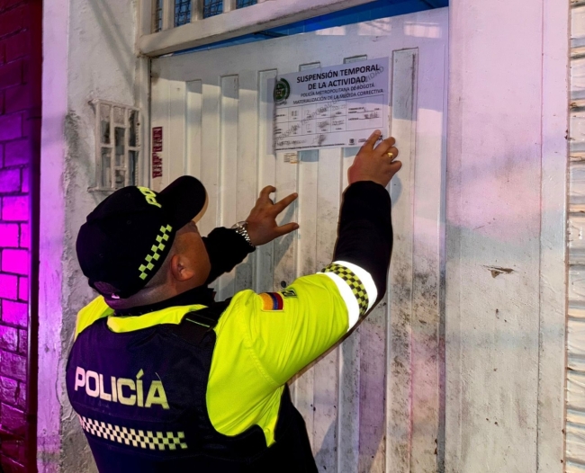 Policía en operativo colocando sellos en el establecimiento