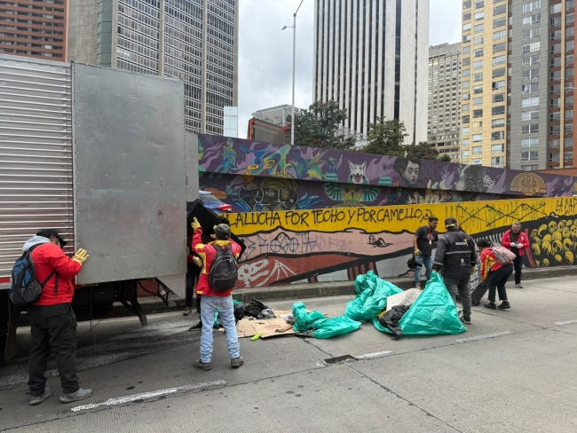Foto de un operativo de recolección de escombros en la calle 26 realizando en la mañana
