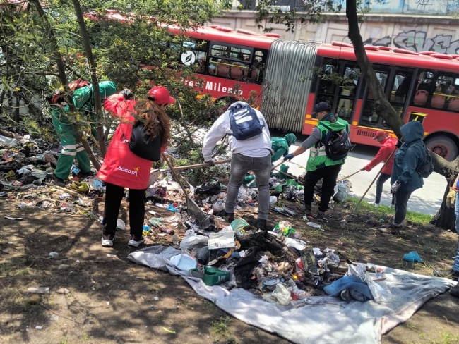 Gestores recogiendo basura en el espacio público