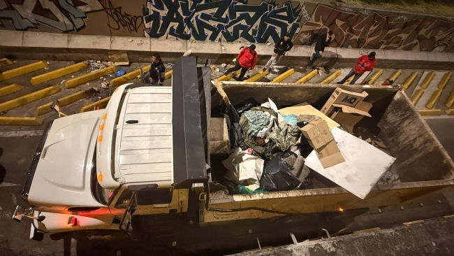 Equipos de las alcaldías locales recogiendo residuos en las calles 