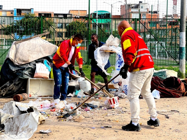 Gestores de la alcaldía local recogiendo basura