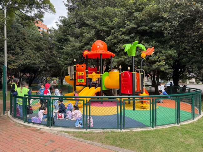 Niños jugando en el nuevo parque de puente largo