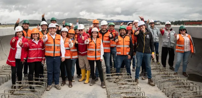 Equipo de Gobierno y funcionarios de la empresa Metro posando para la foto sobre una de las estructuras del metro de Bogotá