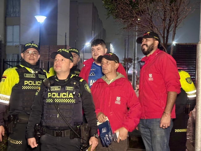 policia de bogota junto a gestores de la alcaldia local de Engativa