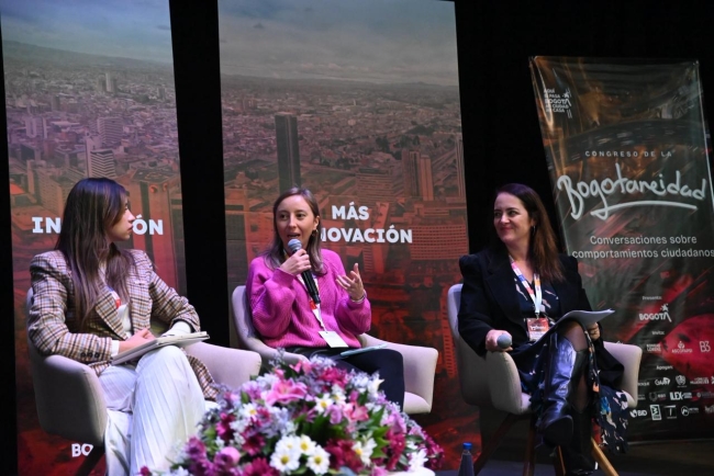 Panelistas mujeres conversando en el congreso de la Bogotaneidad 2025