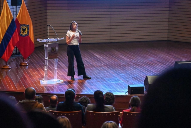 Lina Lozada - Subsecretaria para la Gobernabilidad y la Garantía de los Derechos de la SDG dirigiendose a la audiencia