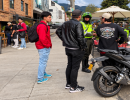 Los equipos realizaron 40 sensibilizaciones directas a asistentes y comerciantes sobre el uso responsable del espacio público, el respeto por los pasos peatonales y las normas básicas de convivencia.