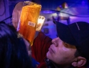 Experto identificando pistas que le permitan determinar trago adulterado