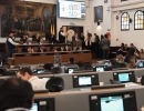Foto de Gustavo Quintero dirigiéndose al Concejo de Bogotá