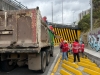 Gestoras y gestores recogiendo residuos en la calle 26