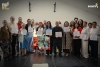 Graduados de la escuela de habilidades para la meditación cultural con sus diplomas