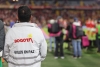 Foto de un funcionario de la SDG con la chaqueta blanca de Diálogo Goles en Paz en el estadio el Campín